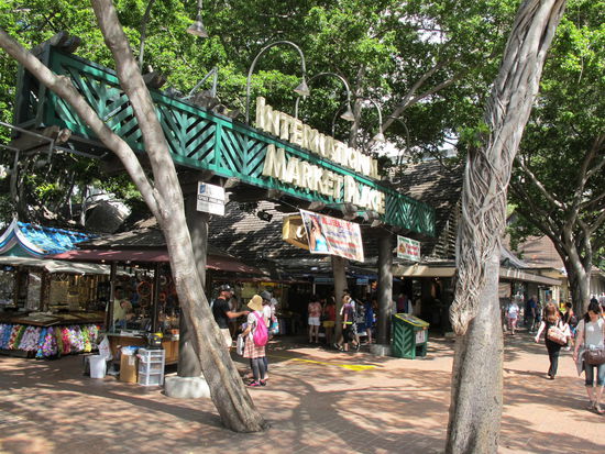 Haupteingang des International Market Places