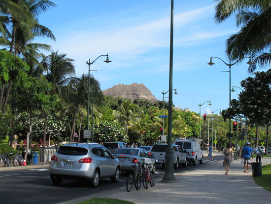 Kalakaua Ave mit Diamond Head im Hintergrund
