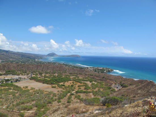 Der Krater mit Maunalua Bay im Hintergrund