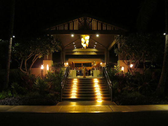 Der beleuchtete Eingang des Hotels