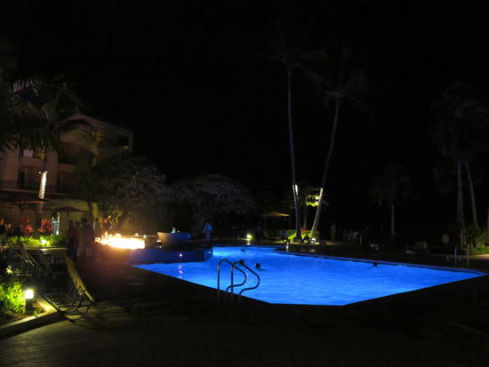 Pool mit links einer Feuerstelle (werd ich evtl nochmal von Nahem fotografieren, nur waren dort zu viele Leute)