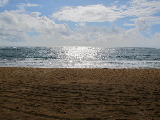 Der Strand vor dem Hotel in der Morgensonne