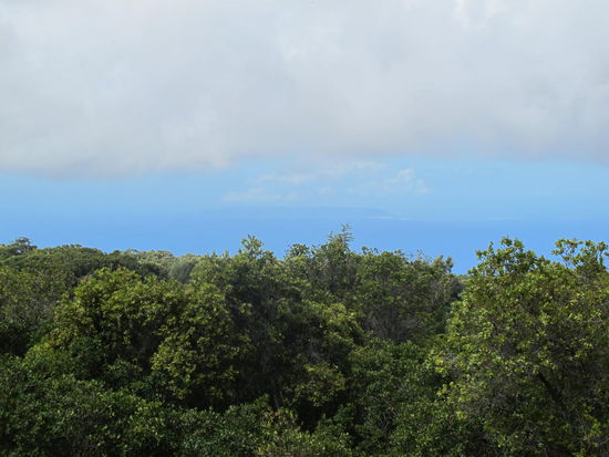 Das Helle unter der hinteren Wolke is Ni'ihau