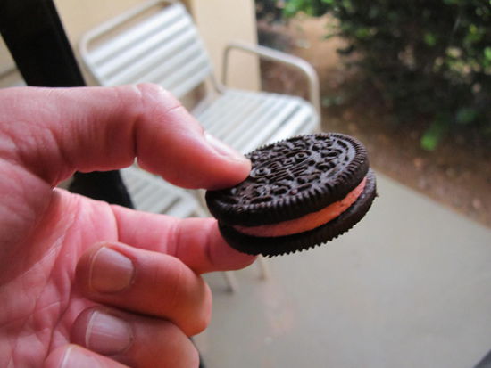 Heute gabs Oreos mit rosa Erdbeerfüllung