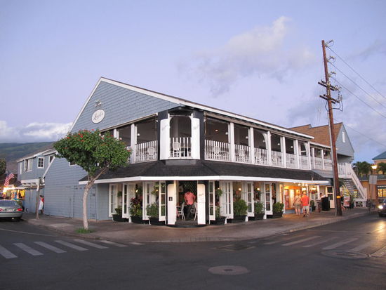 Die Front Street in der Dämmerung