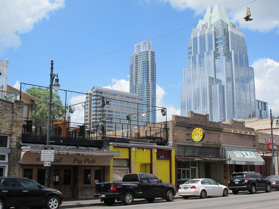 Vorne Club mit Bühne aufm Dach, hinten Skyline