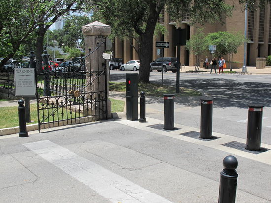 Auf dem Schild steht ungefähr, wenn man bei rot, also jetzt losfährt verursacht das Schäden am Auto - echt, hät ich net gedacht...