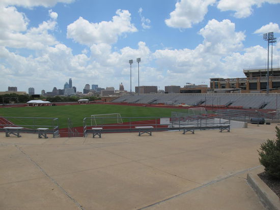 Das Fußballstadion der Uni, ganz hinten ist auch das Kapitol zu erkennen
