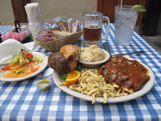 Jägerschnitzel mit Spätzle, Kartoffelbrei und nem Salat, nicht zu vergessen das Spaten Oktoberfestbier 