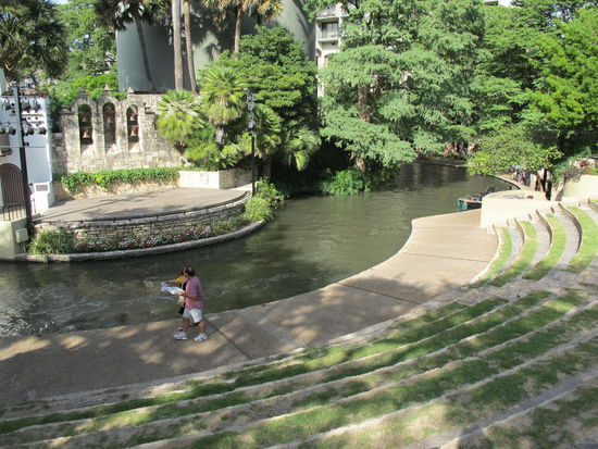 Eine kleine Bühne mit Zuschauertribüne direkt am Fluß. Die 5 Glocken hinter der Bühne sollen angeblich von den 5 Missionen von San Antonio sein