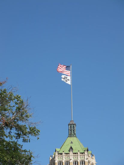 Hier oben stands nochmal "Go Spurs Go" (und auch noch an ein, zwei anderen Stellen)