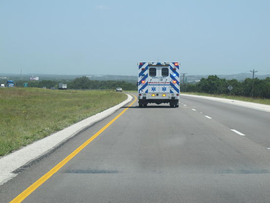 Der hatte Blaulicht und Sirenen an, aber schlich ziemlich dahin