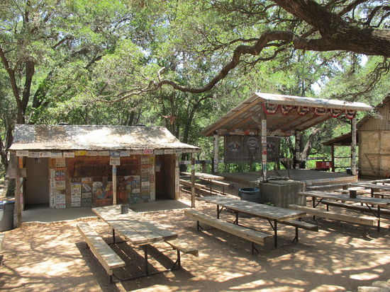 Die Bühne von Luckenbach, wie auch das Häuschen daneben mit Nummernschildern geschmückt