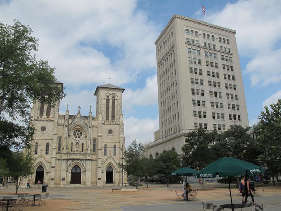 Main Plaza mit San Fernando Cathedral und Municipal Plaza Building