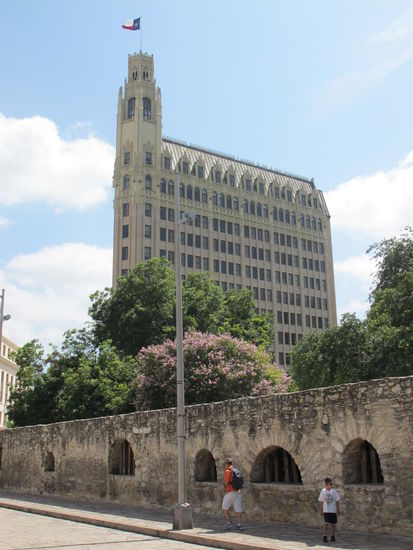 Emily Morgan Hotel, davor die Mauer von Alamo