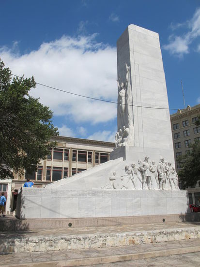 Denkmal am Platz vor Alamo