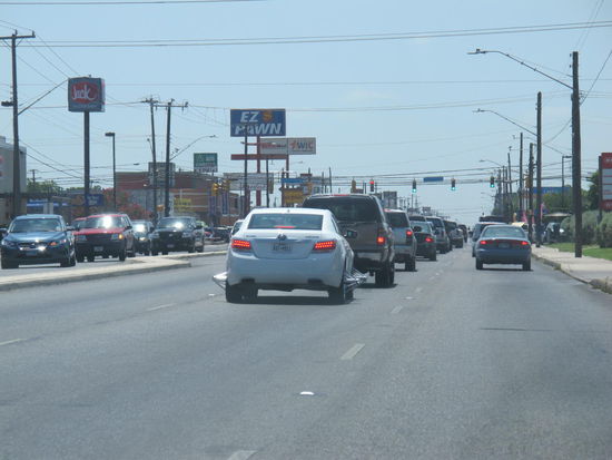 Total häßlich was manche Leute (weißes Auto) mit ihrem Wagen machen
