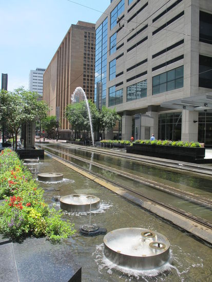 Hier mit Wasserfontänen