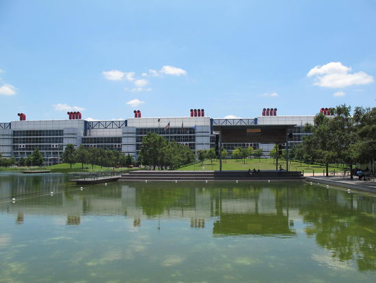 Discovery Green mit George R. Brown Convention Center