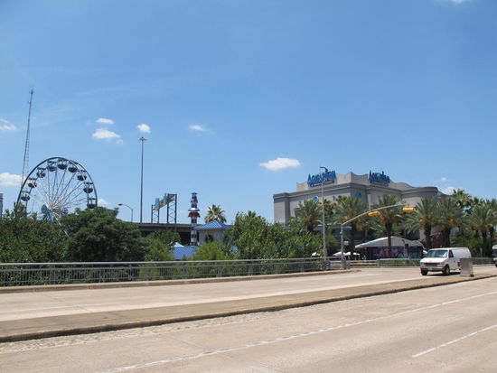 Rechts das Downtown Aquarium mit links dem kleinen Freizeitpark