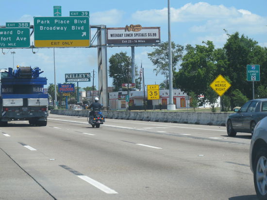 Der Kran wurde extra von nem Polizisten begleitet