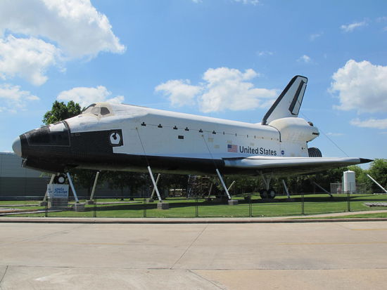 Space Shuttle neben dem Space Center