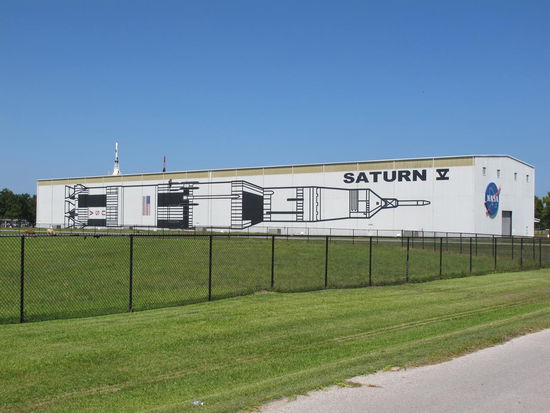 In der Halle ist eine riesige Saturn V Rakete