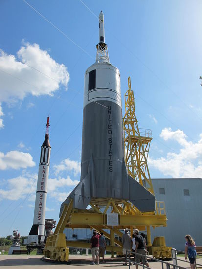 Und zwei "kleine" Raketen vor der Halle