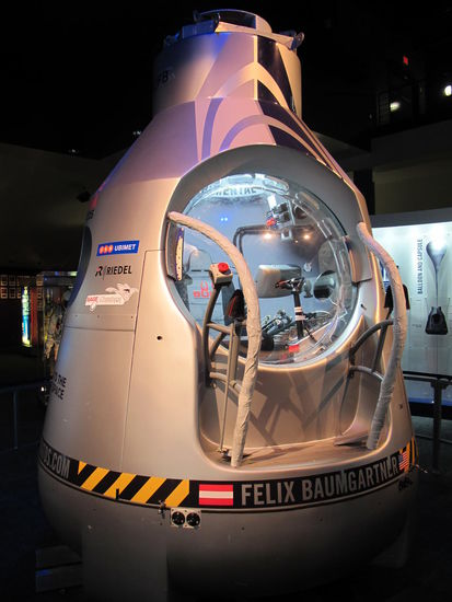 Ich glaub des war nur ein Nachbau der Kapsel vom Ösi (außenrum war noch mehr zu sehen von seinem Sprung)