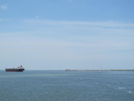 Links liegt irgendwo weiterhinten der Hafen von Houston in der Mitte ist die Anlegestelle von der Bolivar Halbinsel zu sehen