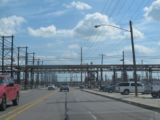 Highway 87 durch die Raffinerie