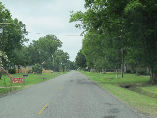 In dem Ort z.B., aber irgendwie hab ichs verpasst mal eine Auto-Boot-Kombination zu fotografieren 