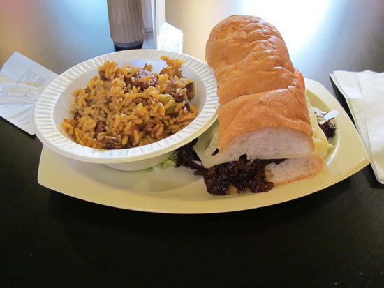 Links Jambalaya, rechts Po'Boy, wie gesagt saulecker