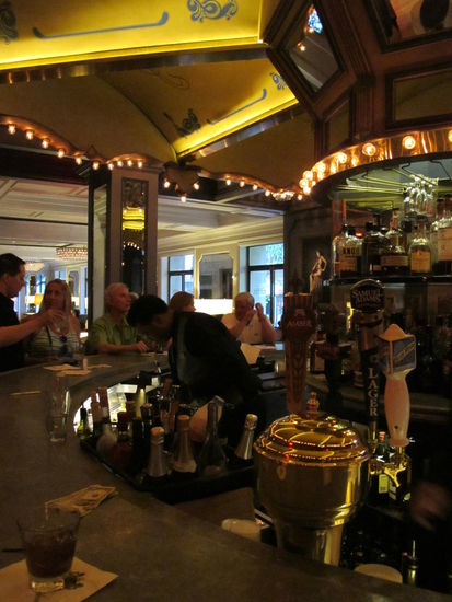 Sitzend an der Carousel Bar