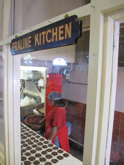 Im Souvenir- und Süßwarenladen