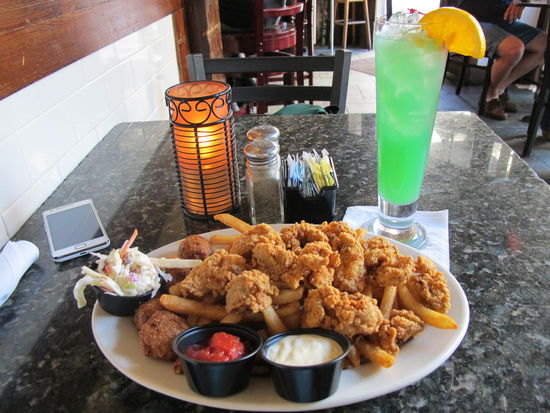 Frittierte Austern und leckerer Cocktail