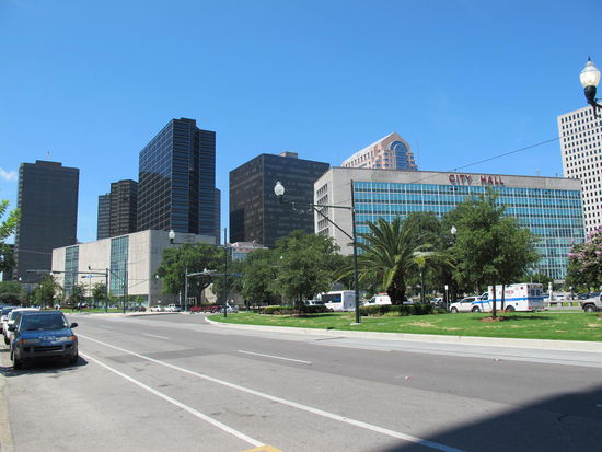 Rechts das Rathaus von New Orleans