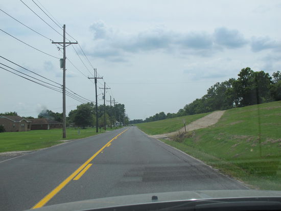 Bin auf der anderen Flußseite, der Damm ist rechts 