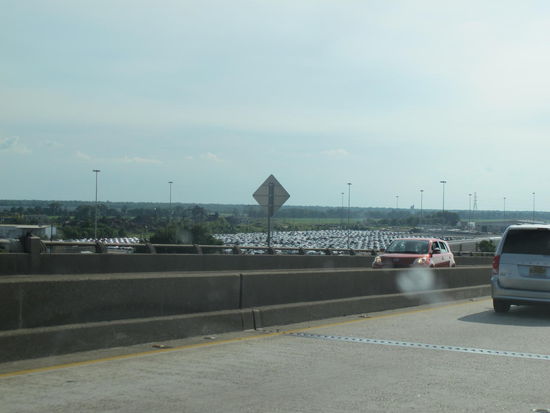 Da stehen viele Autos klar zum Verschiffen oder sie sind angekommen