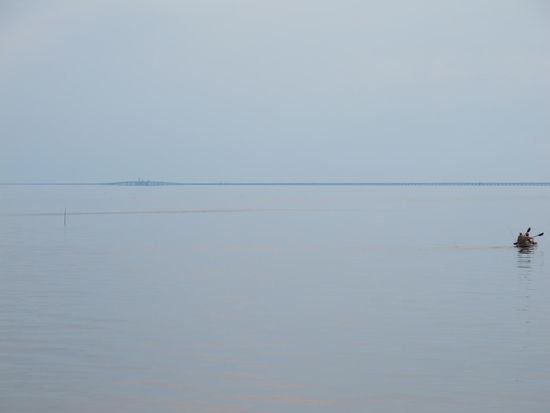 Von nem Steg aus im Fontainebleau State Park is der Highway über den See im Hintergrund zu sehen