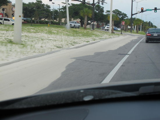 Meine Linksabbiegerspur zum Motel, man sieht daß der Strand net weit weg is 