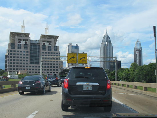 "Skyline" von Mobile und Warnschilder für die Kurve