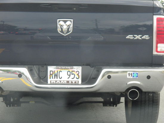 Mit dem Nummernschild hät ich net gerechnet  (Ist net gut zu erkennen, aber des Regenbogenkennzeichen is von Hawaii)