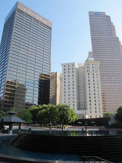 Woodruff Park mit einem Teil der Skyline von Atlanta