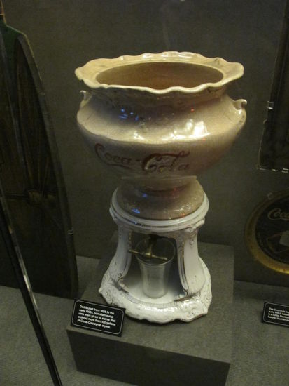 Hiermit wurde Coca Cola am Anfang ausgeschenkt