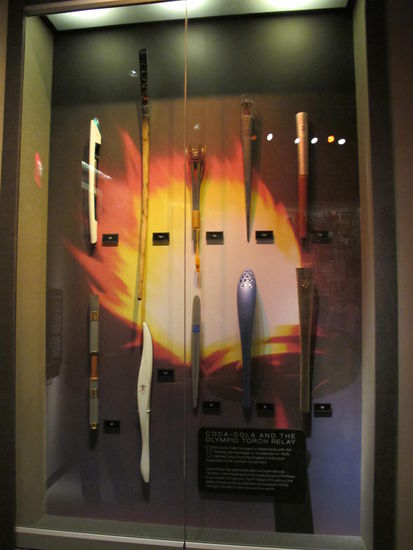 Die olympischen Fakeln, gesponsort von Coca Cola (man konnte sich sogar mit der von London fotografieren lassen, hab ich natürlich net gemacht  )