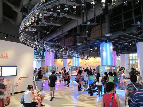 Testbereich, oben kommen die abgefüllten Flaschen zur Ausgabe