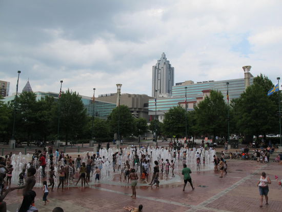 Heut waren die Springbrunnen an den Ringen an und sehr beliebt