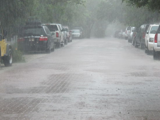Die Nebenstraßen sind eigentlich rot gepflastert, was auch im Film auffällt