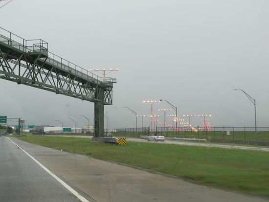 Beleuchtung der Landebahn, die hat scho auf der Brücke über der Interstate begonnen